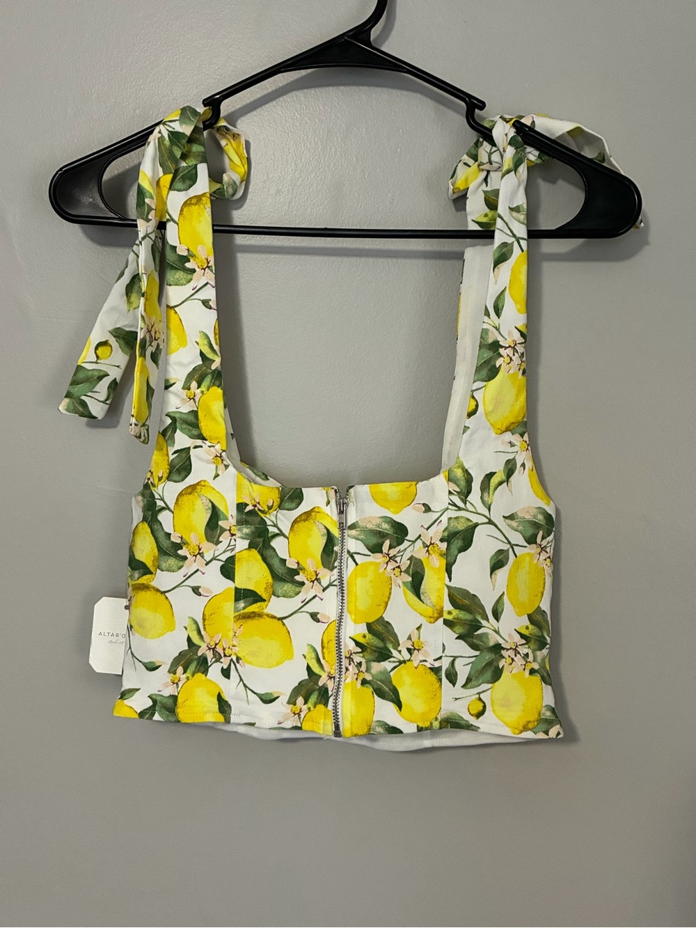 Altar’d state women’s small Tie-Shoulder Lemon Print Crop Top Italian summer NWT - Picture 4 of 5